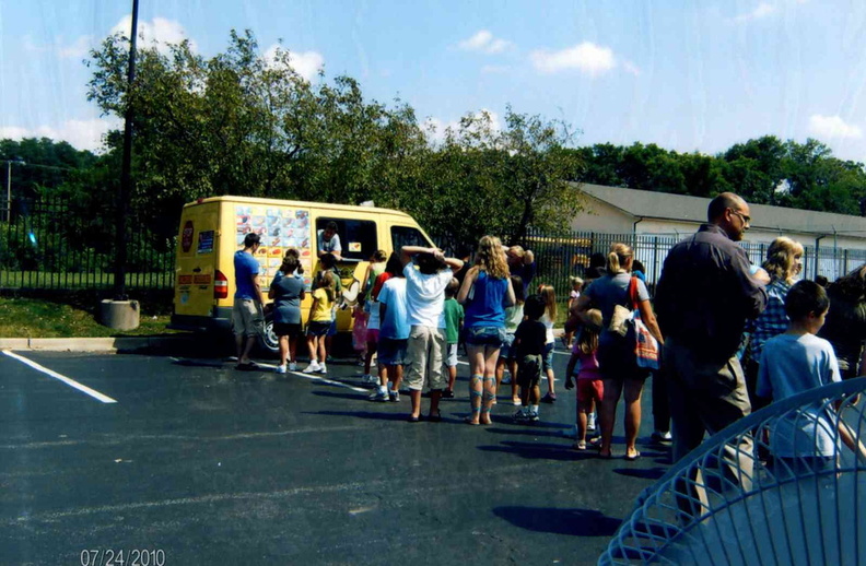 2010 SRP July 27 Ice Cream Social, line at truck.jpg