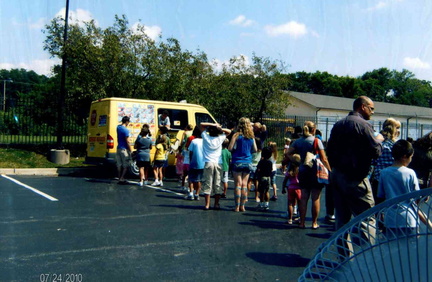 2010 SRP July 27 Ice Cream Social, line at truck